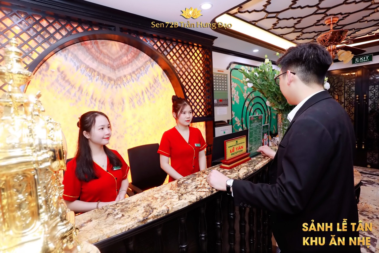 Sảnh lễ tân đón tiếp khách hàng đến trải nghiệm dịch vụ tại Sen Trần Hưng Đạo