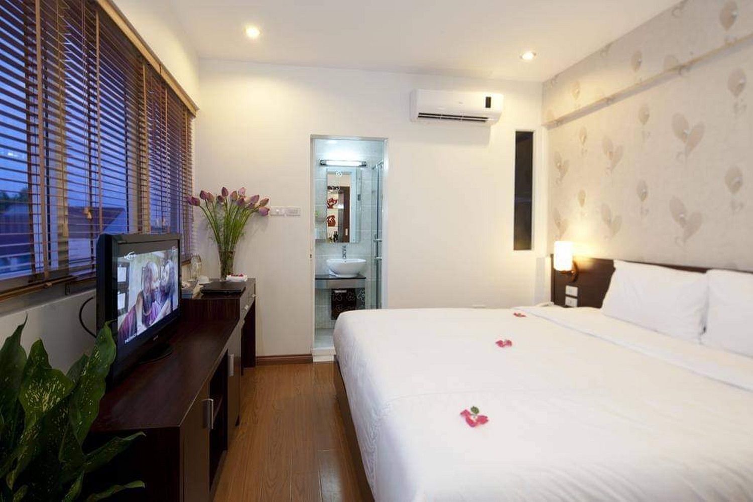 khách sạn gần hồ Hoàn Kiếm Rising Dragon Legend Hotel