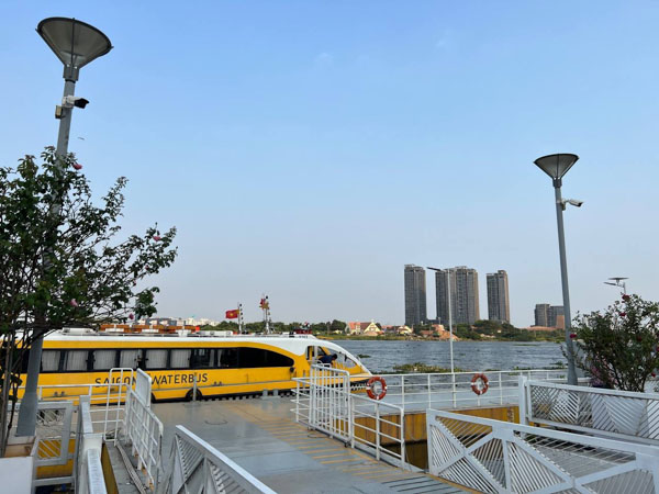 Đi xe bus trên sông bến Bạch Đằng