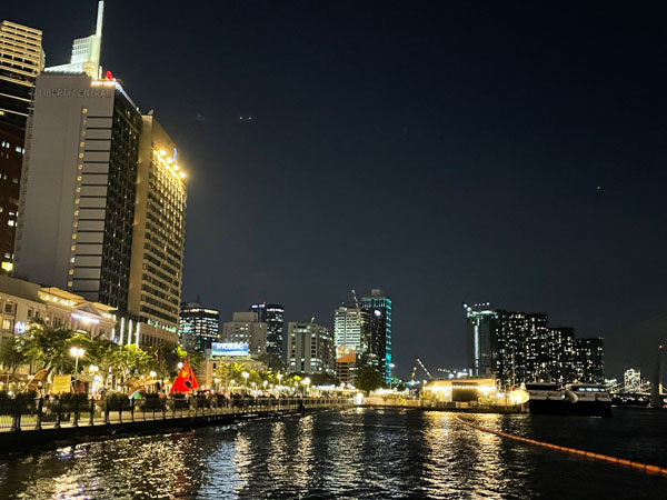 Chụp hình ở bến Bạch Đằng